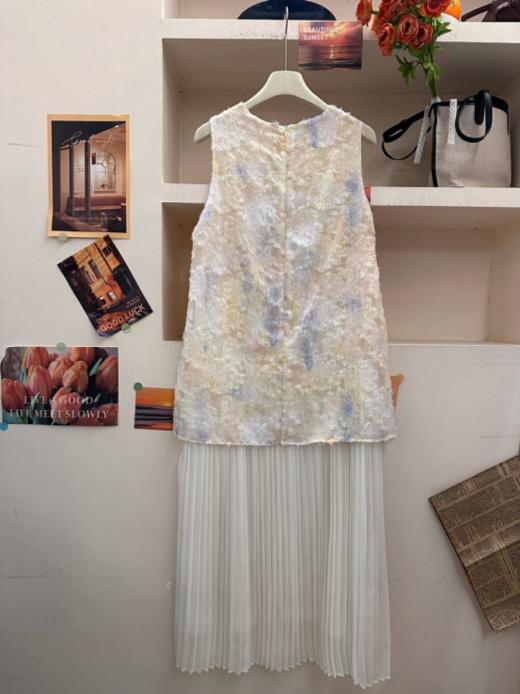 【西西里晨雾】浮雕刺绣背心款拼接假两件连衣裙杏色高级显白：低饱和杏色介于驼白之间，兼具清新与优雅，对黄皮友好，视觉提亮肤色，契合2025年流行趋势。  商品图2