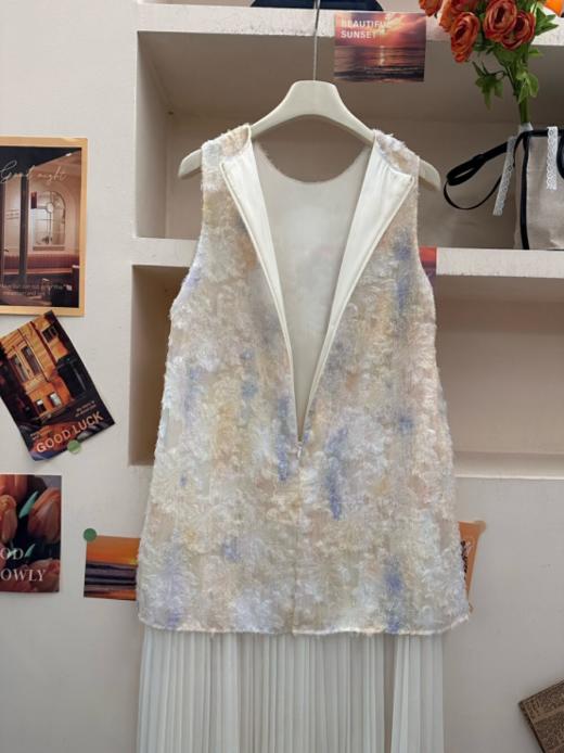 【西西里晨雾】浮雕刺绣背心款拼接假两件连衣裙杏色高级显白：低饱和杏色介于驼白之间，兼具清新与优雅，对黄皮友好，视觉提亮肤色，契合2025年流行趋势。  商品图6