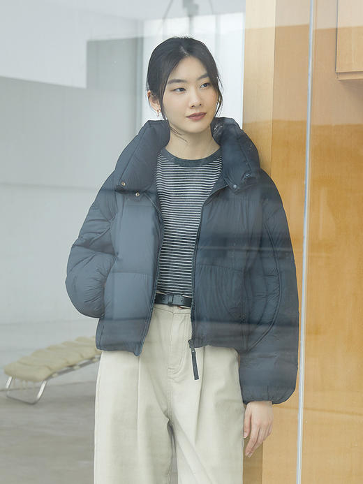 灰调细条纹圆领长袖 T 恤 修身弹力打底衫 简约通勤风春秋基础款内搭上衣 商品图1