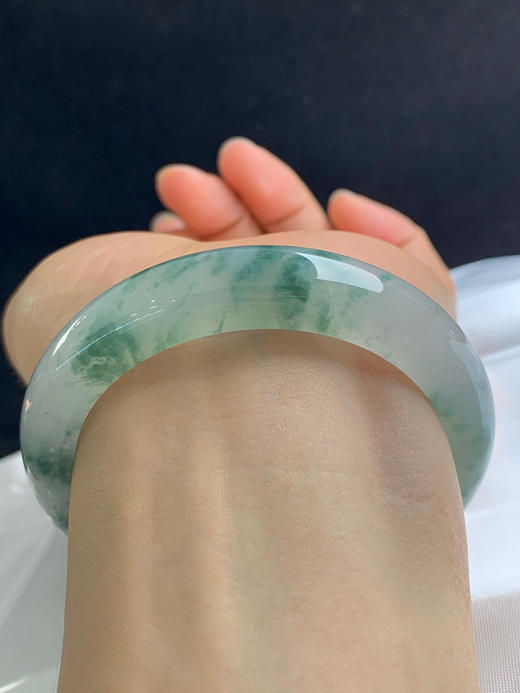 620258，55.3圈口，冰飘花正圈平安镯，老种，冰透起光，白底飘蓝花，条形秀气 商品图4