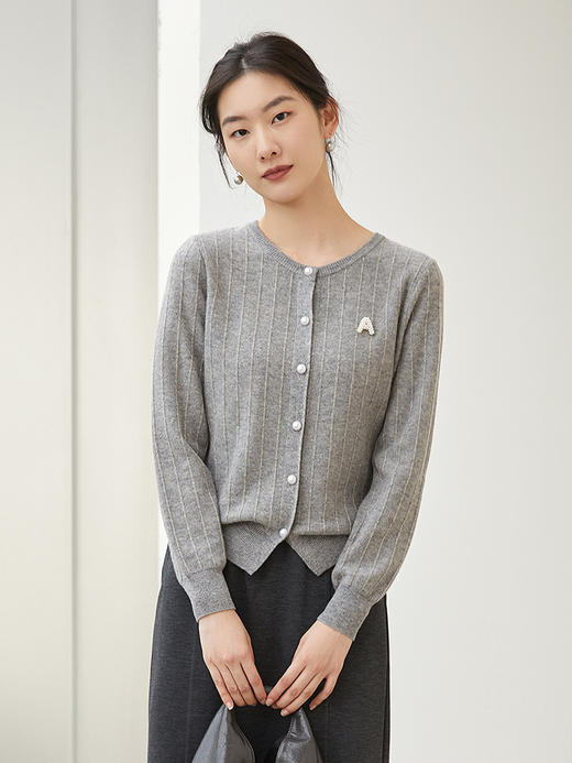 浅灰色珍珠扣针织开衫 圆领 A 字刺绣短款上衣 秋冬季温柔风显瘦百搭羊毛混纺外套 商品图0