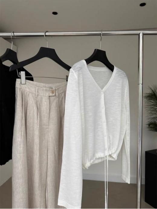 💥法式甜妹の春夏战袍!【轻薄透气竹节麻V领防晒针织开衫-J1265】☺️聚亚麻+竹节棉纺穿出呼吸感 ✅ >度假通勤皆适配~V领设计让锁骨💜 秒变艺术品! 商品图5