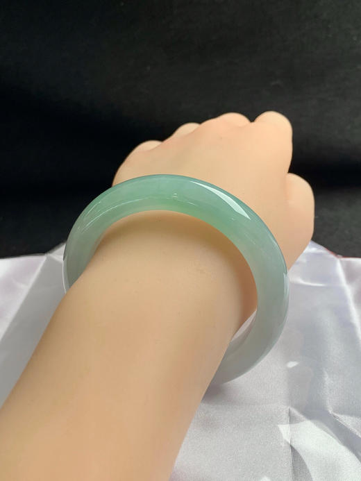 620257，54.5圈口，冰晴半山水正圈平安镯，半截甜绿色，半截白底，种水好，冰润细腻 商品图4
