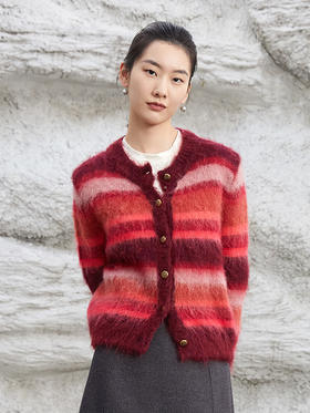 2025 秋冬酒红渐变条纹马海毛开衫女 V 领金属扣宽松毛绒感针织衫 复古氛围感休闲通勤短款毛衣外套