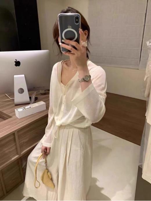 💥法式甜妹の春夏战袍!【轻薄透气竹节麻V领防晒针织开衫-J1265】☺️聚亚麻+竹节棉纺穿出呼吸感 ✅ >度假通勤皆适配~V领设计让锁骨💜 秒变艺术品! 商品图1