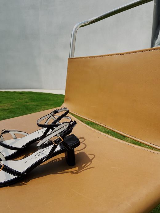 原创设计非对称一字带凉鞋 商品图7