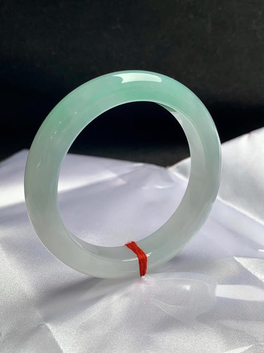 620257，54.5圈口，冰晴半山水正圈平安镯，半截甜绿色，半截白底，种水好，冰润细腻 商品图1