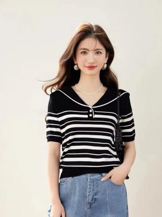 ❤️【佐姿莎莱赛尔海军领撞色条纹针织小衫-J1204】💥柜上新款 2200+软币 💜超级显档次和气质的一款海军领领针织， ✅ 整身富有变化感的黑白条纹打花组织肌理，经典却具有穿搭层次感 商品图1