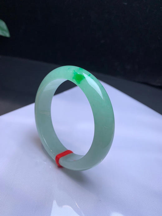 620252，52冰辣绿色手镯，冰甜绿底色，飘一抹辣绿色，干净清爽 商品图1