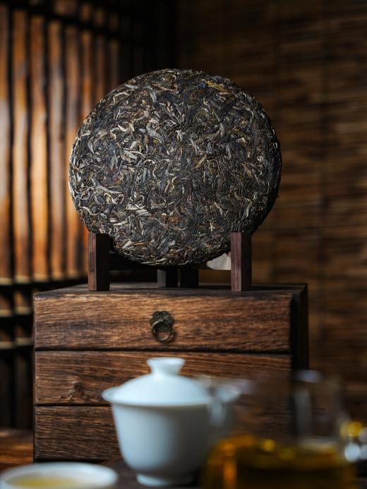 【老客福利】不足10饼！！【千山百味】2024年古寨春大师挑选春茶预售剩余古树料混拼而成，口感十分丰富多变，建议懂茶的老客入，规格：500克/饼 商品图2