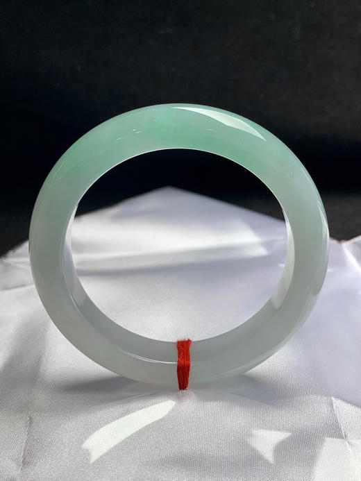 620257，54.5圈口，冰晴半山水正圈平安镯，半截甜绿色，半截白底，种水好，冰润细腻 商品图0