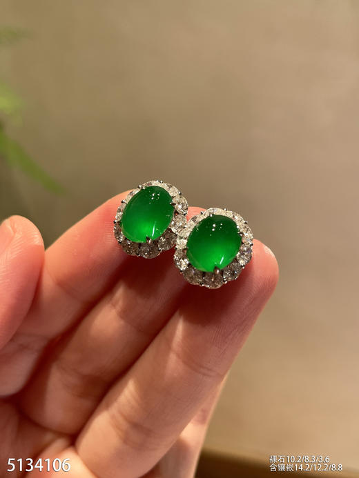 老坑玻璃种艳绿蛋面耳钉【5134106】具体价格微信咨询 商品图3