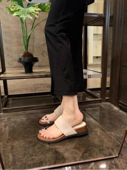 🔥chiII一夏❗❗【小银扣套趾一字显瘦增高4cm凉拖】🆕葡萄妈同款爆款💥一字带外穿套趾凉拖 能搭一整个夏天🥰 光脚的季节是各种凉拖鞋的主场 ☺️快来入这双凉拖  商品图1