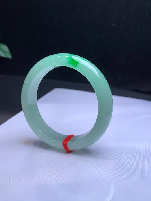 620252，52冰辣绿色手镯，冰甜绿底色，飘一抹辣绿色，干净清爽 商品图3