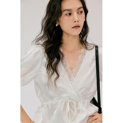 HeyDress醋酸缎面白衬衫女法式复古蕾丝V领宫廷设计感泡泡袖上衣 商品图0