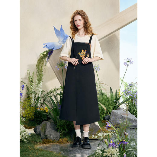 两三事梵高文艺 与葵同行 2025夏季新款复古绣花宽松背带裙连衣裙 商品图3