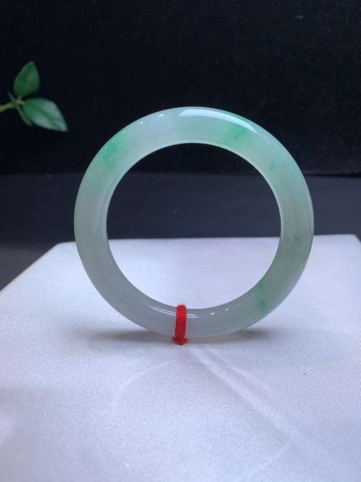 620253，55冰飘绿圆条手镯，条形好 ，整体都润润的，大半圈带绿底色 商品图1