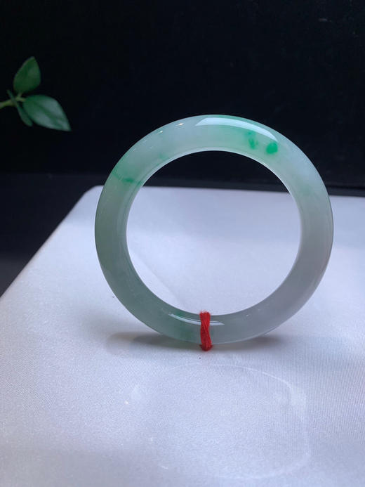 620253，55冰飘绿圆条手镯，条形好 ，整体都润润的，大半圈带绿底色 商品图2