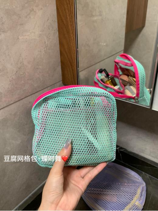 😎天呐噜‼️敲能装的【蝶时舞多巴胺豆腐收纳包】🔗下单限时送多巴胺挂钩🪝提手🌈 好爱啊||谁能拒绝多巴胺收纳小包～敲实用❗️ 蝶时舞独家定制3D网格设计 😍真的好实用啊！ 商品图7