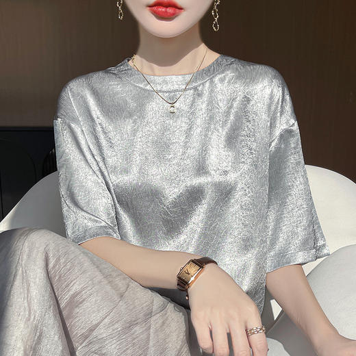 雀说醋酸缎面女装圆领短款时尚T恤薄款打底衫减龄短袖上衣AL2498 商品图0