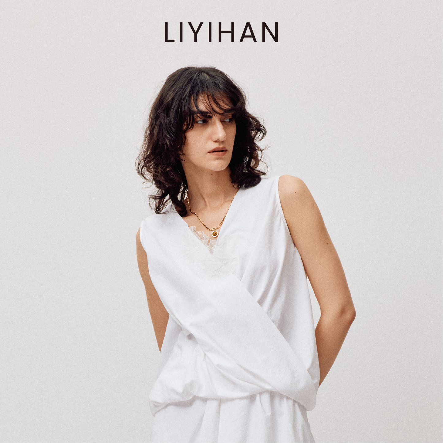 LIYIHAN夏季时尚气质休闲风领口交叉无袖V领蕾丝上衣衬衫