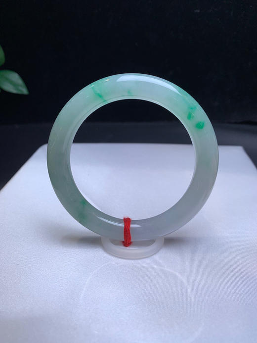 620253，55冰飘绿圆条手镯，条形好 ，整体都润润的，大半圈带绿底色 商品图0