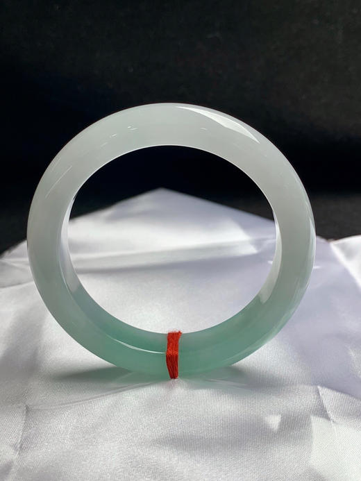 620257，54.5圈口，冰晴半山水正圈平安镯，半截甜绿色，半截白底，种水好，冰润细腻 商品图3