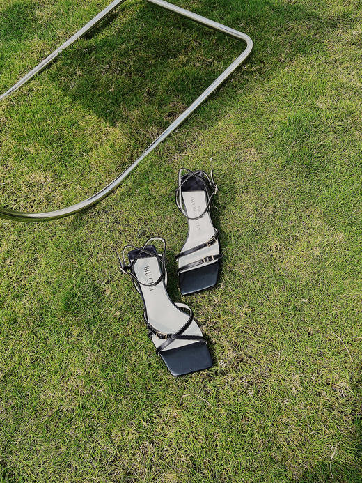 原创设计非对称一字带凉鞋 商品图3