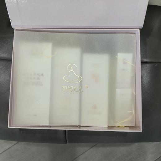 杞冠严选 | 知和无尤 · 礼盒大马士革玫瑰纯露300ml 活性精粹液120ml 沁润精油100ml 活性精油10ml 星眸焕活精油7ml 送30ml纯露+湿敷膜 商品图1