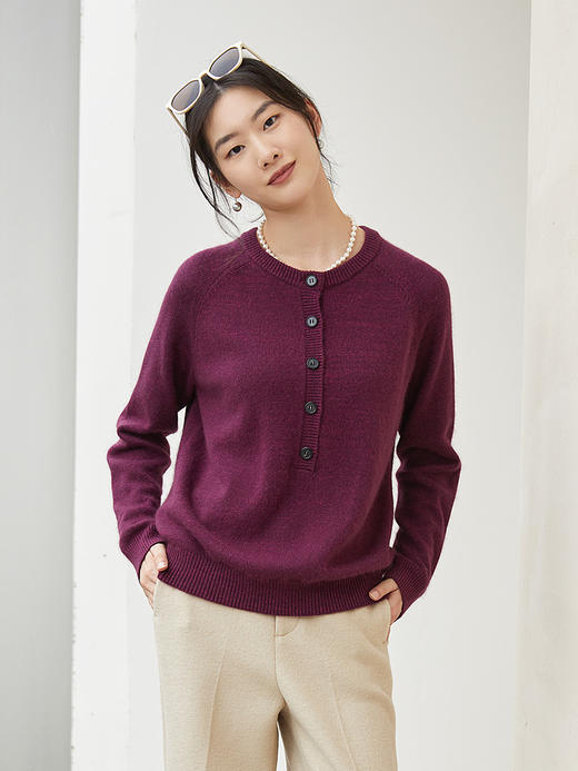 酒红色亨利领羊毛针织衫，复古纽扣设计 + 软糯质感 + 宽松版型，承包你冬日叠穿的温柔气质与保暖刚需 商品图0