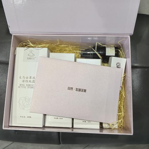 杞冠严选 | 知和无尤 · 礼盒大马士革玫瑰纯露300ml 活性精粹液120ml 沁润精油100ml 活性精油10ml 星眸焕活精油7ml 送30ml纯露+湿敷膜 商品图2