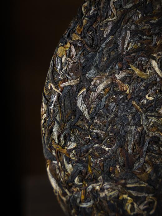 【老客福利】不足10饼！！【千山百味】2024年古寨春大师挑选春茶预售剩余古树料混拼而成，口感十分丰富多变，建议懂茶的老客入，规格：500克/饼 商品图5