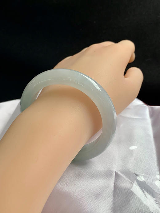 620257，54.5圈口，冰晴半山水正圈平安镯，半截甜绿色，半截白底，种水好，冰润细腻 商品图5