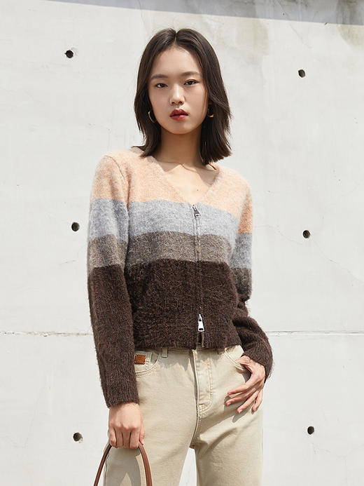 轻甜松弛感 粉棕灰渐变条纹 V 领拉链开衫 软糯毛绒质感短款针织外套 商品图0
