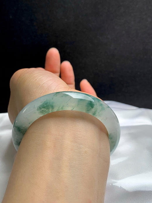 620258，55.3圈口，冰飘花正圈平安镯，老种，冰透起光，白底飘蓝花，条形秀气 商品图5