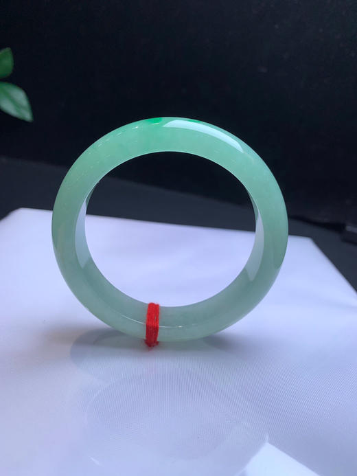 620252，52冰辣绿色手镯，冰甜绿底色，飘一抹辣绿色，干净清爽 商品图2