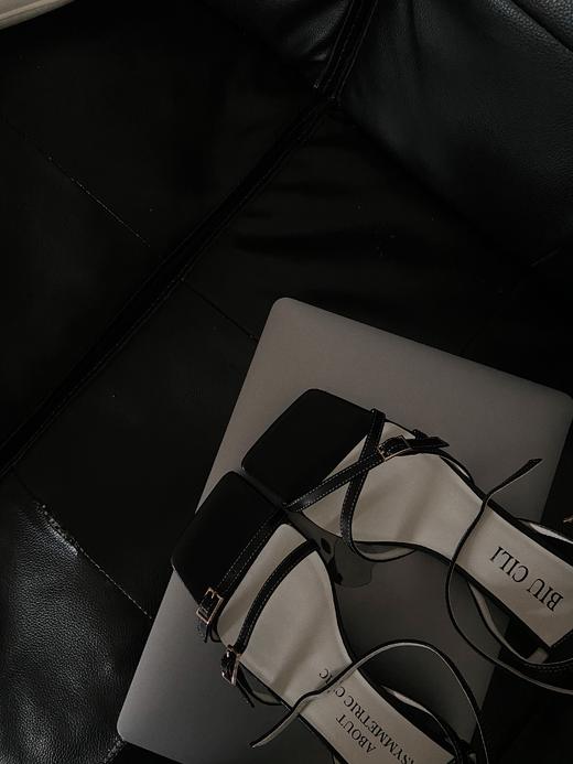 原创设计非对称一字带凉鞋 商品图5