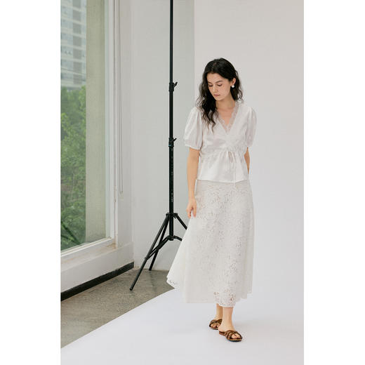 HeyDress醋酸缎面白衬衫女法式复古蕾丝V领宫廷设计感泡泡袖上衣 商品图2