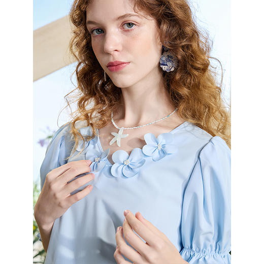 两三事 花雨倾落 2025夏季新款甜美立体花朵抽绳下摆泡泡袖衬衫女 商品图2