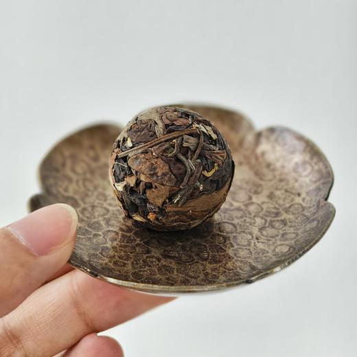 疯抢中！！免费试喝【2015年洪海古树·易武龙珠老白茶】香气清幽 口感柔和 滋味甘润 5g*20颗/桶/送手提礼袋 商品图8