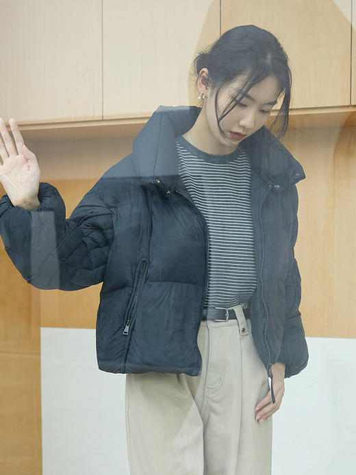 灰调细条纹圆领长袖 T 恤 修身弹力打底衫 简约通勤风春秋基础款内搭上衣 商品图0