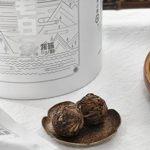 疯抢中！！免费试喝【2015年洪海古树·易武龙珠老白茶】香气清幽 口感柔和 滋味甘润 5g*20颗/桶/送手提礼袋 商品图4