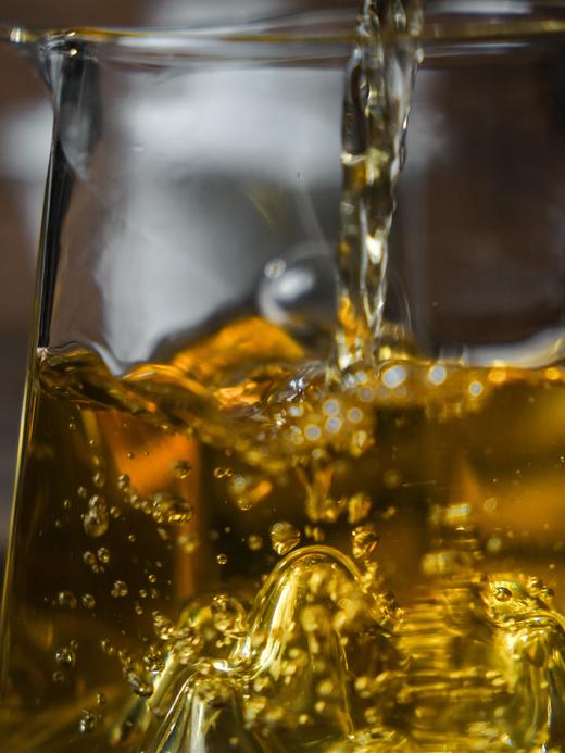 【老客福利】不足10饼！！【千山百味】2024年古寨春大师挑选春茶预售剩余古树料混拼而成，口感十分丰富多变，建议懂茶的老客入，规格：500克/饼 商品图3