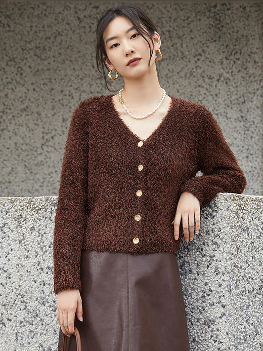 复古深咖色毛绒感短款开衫 慵懒 V 领金属纽扣修身显瘦秋冬温柔气质软糯保暖上衣 商品图0