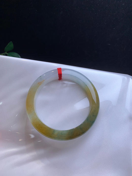 620255，54.8 特色冰黄手镯、大半圈带黄翡，冰润干净，油油的，有特色 商品图2