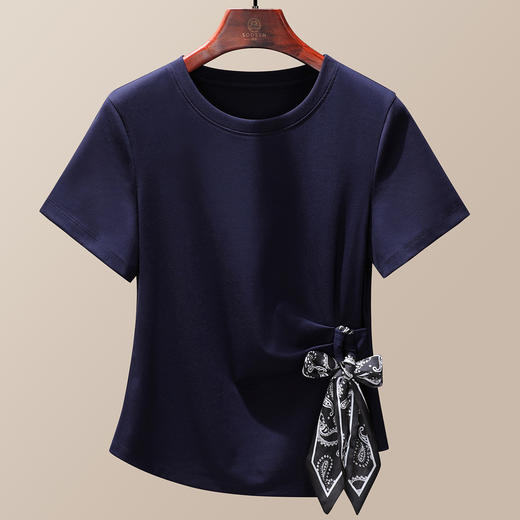 「自」全新升级【铂金会员109/天猫139/差价30】(11824)洛诗琳法式气质丝巾绑带t恤2025夏季不规则正肩修身显瘦上衣 商品图3