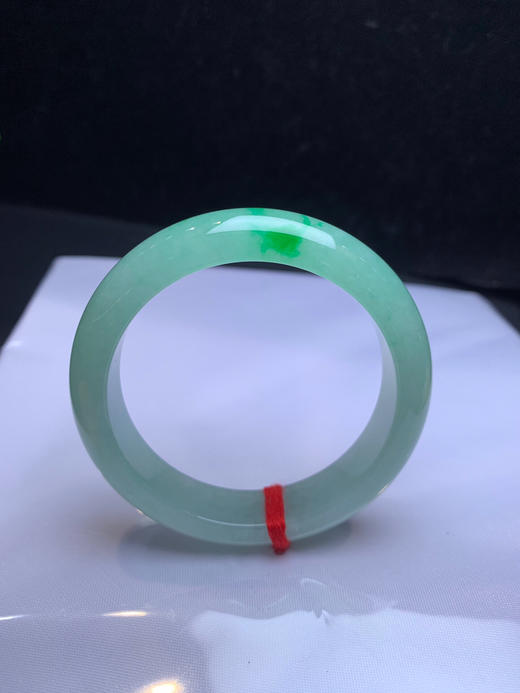 620252，52冰辣绿色手镯，冰甜绿底色，飘一抹辣绿色，干净清爽 商品图0