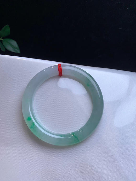 620253，55冰飘绿圆条手镯，条形好 ，整体都润润的，大半圈带绿底色 商品图4