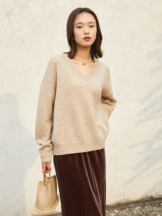 软糯浅卡其 V 领毛衣 宽松落肩长袖休闲针织衫 秋冬慵懒风内搭上衣 商品图0