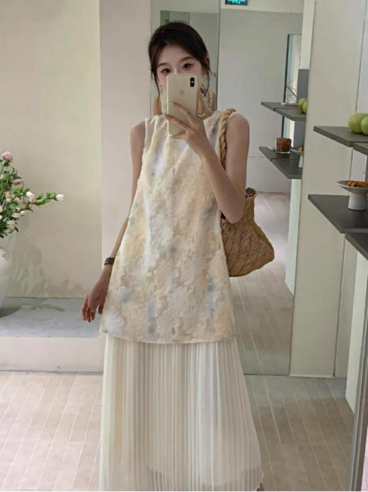 【西西里晨雾】浮雕刺绣背心款拼接假两件连衣裙杏色高级显白：低饱和杏色介于驼白之间，兼具清新与优雅，对黄皮友好，视觉提亮肤色，契合2025年流行趋势。  商品图0